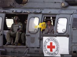 José Armando Acuña, uno de los liberados por las FARC, saluda desde el helicóptero. AP  /