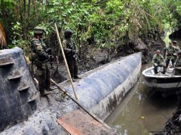 Soldados del Comando Conjunto del Pacífico del Ejército colombiano custodian el sumergible. EFE  /