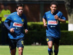 Pavel Pardo y Nicolás Olivera trotan durante un entrenamiento del América. MEXSPORT  /