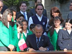 El mandatario Felipe Calderón firma en Los Pinos el decreto para la deducción en los pagos del colegio. EL UNIVERSAL  /