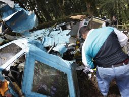 Elementos de seguridad revisan la zona del accidente, en Las Mesitas. REUTERS  /