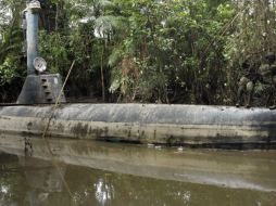 Uniformados inspeccionan el aparato presuntamente usado para el tráfico de drogas. AP  /