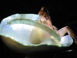 La cantante causó gran sorpresa al llegar a la ceremonia de los Grammy encerrada en un huevo. AFP  /