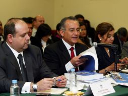 El secretario de Planeación del Poder Ejecutivo, Víctor Manuel González Romero (centro), llegó puntual a la comparecencia. E. BARRERA  /