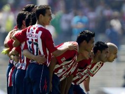 Los jugadores de las Chivas en su partido de la sexta fecha del Clausura 2011, cuando empataron ante Pumas. MEXSPORT  /