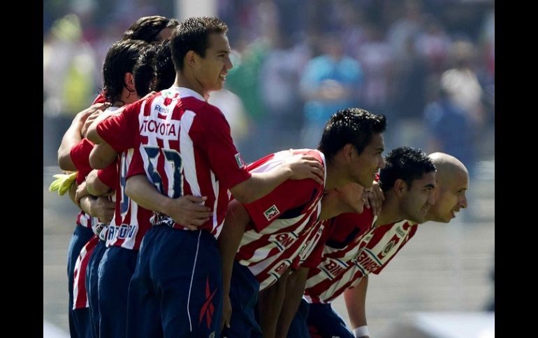 Los jugadores de las Chivas en su partido de la sexta fecha del Clausura 2011, cuando empataron ante Pumas. MEXSPORT  /
