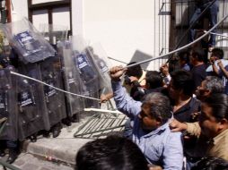 Policías y profesores se enfrentan en Oaxaca. EL UNIVERSAL  /