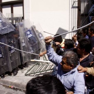 Policías y maestros se enfrentan durante visita de Presidente a Oaxaca
