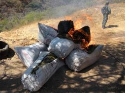 La droga fue quemada en el mismo lugar donde fue encontrada por los soldados. ESPECIAL  /