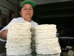 El costo del kilogramo de tortilla se disparó hasta 11 pesos en algunos comercios. A. CAMACHO  /