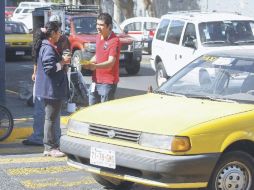Afuera del Nuevo Hospital Civil, personal de Vialidad implementó jornadas de sensibilización para el respeto al peatón. E. PACHECO  /