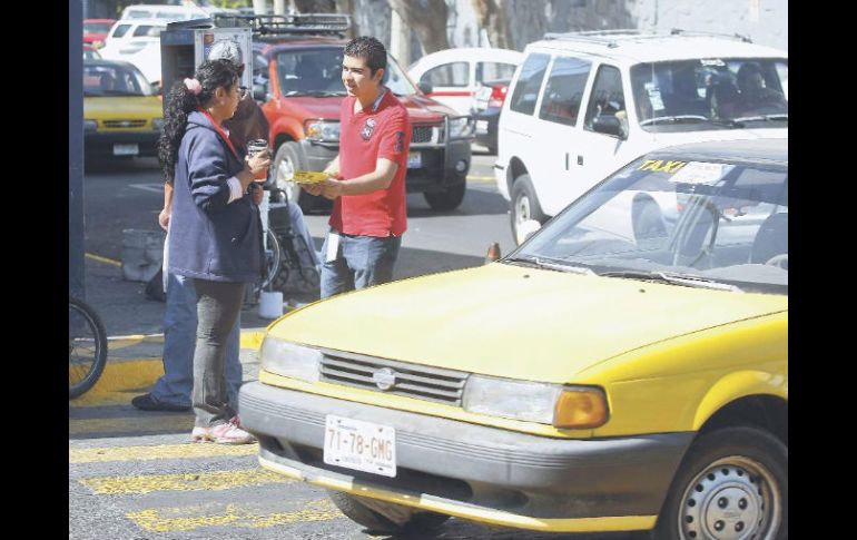 Afuera del Nuevo Hospital Civil, personal de Vialidad implementó jornadas de sensibilización para el respeto al peatón. E. PACHECO  /