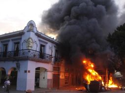 Manifestantes a favor de la Sección 22 incendiaron un tráiler en el que se trasladaban vallas para resguardar el Zócalo. EL UNIVERSAL  /