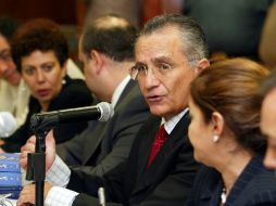 Víctor Manuel González Romero (centro) compareció ante diputados. E. BARRERA  /