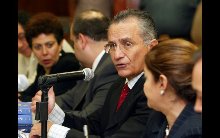 Víctor Manuel González Romero (centro) compareció ante diputados. E. BARRERA  /