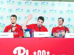 De izquierda a derecha: Joe Blanton, Cliff Lee y Roy Oswalt, durante la primera conferencia de prensa que ofrecen juntos. REUTERS  /