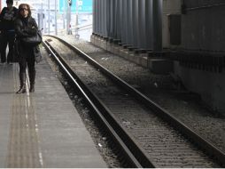 Pasajeros esperan la llegada de un tren en una desierta estación de Atenas. EFE  /