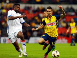 Vicente Sánchez (der.) abrió el marcador en el Azteca. MEXSPORT  /