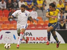 Pavel Pardo buscando el dominio del esférico ante Tabare Viudez. AP  /