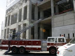 Personal de la Dirección de Bomberos y Protección Civil acudió a sofocar las llamas de la obra en Lázaro Cárdenas. M. FREYRÍA  /