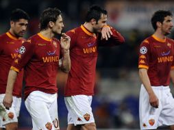 Los jugadores de la Roma salen lamentando la derrota ante el Shakhtar en al Champions League. AFP  /