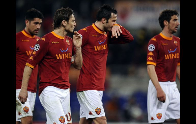 Los jugadores de la Roma salen lamentando la derrota ante el Shakhtar en al Champions League. AFP  /