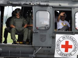 La ex senadora Piedad Córdoba saluda junto al equipo de rescate de la Cruz Roja que el Gobierno de Brasil respalda con logística. AFP  /
