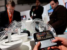 Sony-Ericsson presentó en el Mobile World Congress en Barcelona su nuevo smartphone Xperia Play. EFE  /