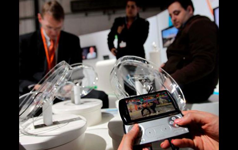 Sony-Ericsson presentó en el Mobile World Congress en Barcelona su nuevo smartphone Xperia Play. EFE  /