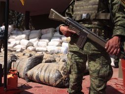 Tras incautar la droga y las armas, fueron presentadas en la Décimo Quinta Zona Militar ante los medios de comunicación. NTX  /