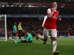El holandés Robin van Persie (der.) festeja su anotación, que fue el empate momentáneo del Arsenal ante el cuadro catalán. REUTERS  /