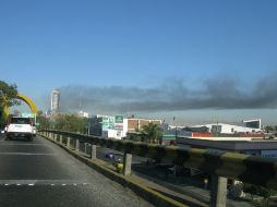 La columna de humo ocasionada por el incendio fue visible a la distancia desde varios puntos de la ciudad. M. PATIÑO  /