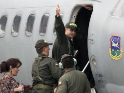 El mayor de la policía Guillermo Solórzano saluda a los medios luego de su rescate. REUTERS  /