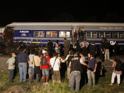 Rescatistas buscan heridos en los vagones de uno de los trenes, en San Miguel. EFE  /