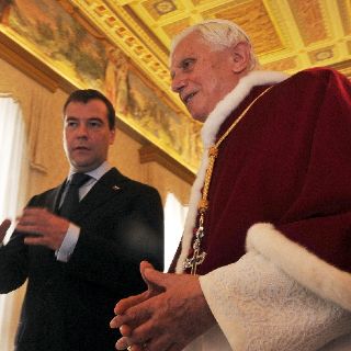 Recibe Benedicto XVI a Medvedev