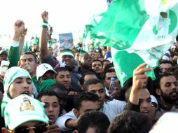 Seguidores animan al líder libio Muamar Gadafi en un discurso durante una ceremonia en el Ahly Club. EFE  /