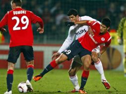 El 'Maza' Rodríguez  (C) disputa el balón con Tulio de Melo del Lille. EFE  /