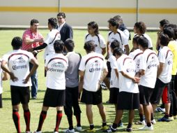 El director técnico de la Selección mexicana visitó hoy el entrenamiento rojinegro. E. PACHECO  /