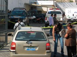 El área donde fue asesinado Carlos López Lara, fue restringida al paso de vecinos del lugar por policías. O. RUVALCABA  /