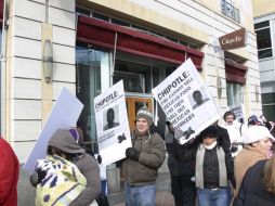 Manifestantes protestan por los despidos de empleados de la cadena de comida mexicana Chipotle Mexican Grill Inc. REUTERS  /