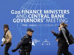 Un policía vigila las afueras del edificio del Ministerio de Finanzas francés. REUTERS  /