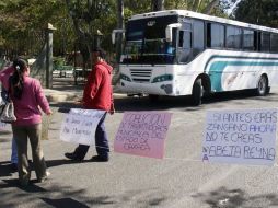 Trabajadores de cinco municipios del Estado bloquean el crucero del Instituto Estatal de Educación Pública. EL UNIVERSAL  /