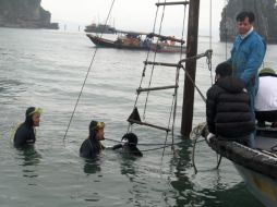 Investigadores y policías, durante la búsqueda y rescate de víctimas en la Bahía de Halong. REUTERS  /