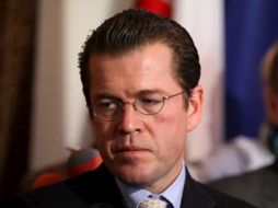 Karl-Theodor zu Guttenberg supera a Merkel en las encuestas de popularidad. EFE  /