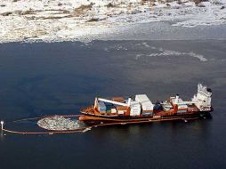 Los vertidos proceden de dos vías abiertas en los dos tanques situados en el medio del barco. EFE  /