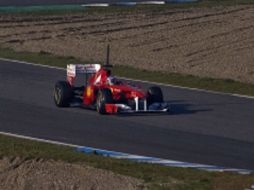 Fernando Alonso tuvo un buen arranque en el prmer entrnamiento de la F1. AP  /