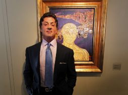 Stallone posa al frente de una de sus obras, durante una rueda de prensa. EFE  /