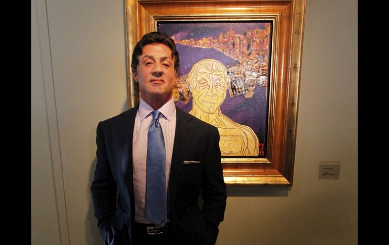 Stallone posa al frente de una de sus obras, durante una rueda de prensa. EFE  /