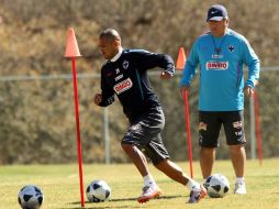 Manuel Vucetich observa el entrenamiento de sus jugadores en el que se preparan para enfrentar a Tigres. MEXSPORT  /