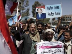Manifestantes anti-gobierno  se enfrentaron con partidarios del gobernante de toda la vida de Yemen. AP  /